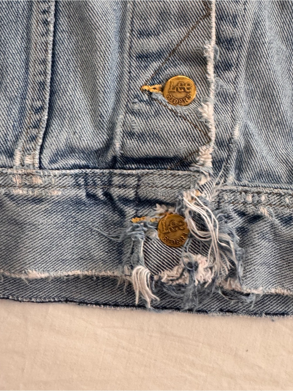 90s vintage Lee Light Blue Distressed Denim Jacket - Women - Picture 3 of 5
